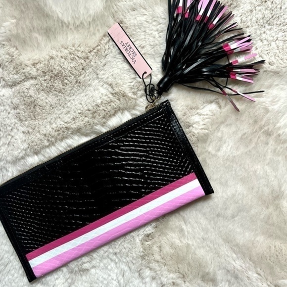 ⭐️⭐️Victoria's Secret Zippered  Croc Snakeskin Clutch - Picture 3 of 10